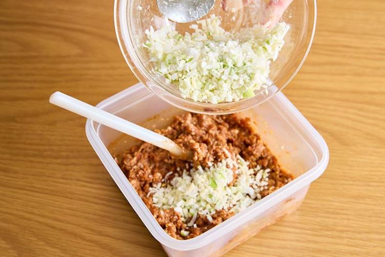 肉ダネに香味野菜を加える