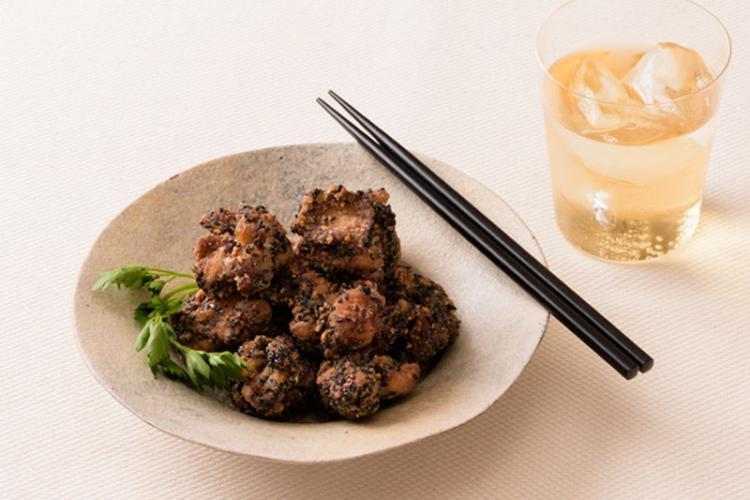 ごまの油分で鶏肉がしっとりやわらかに。衣に混ぜた黒ごまで香ばしさもプラスされています。