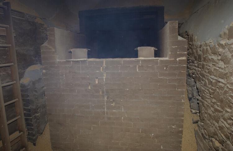 ▲泥炭地からピートを切り出して、天日で干す。ピートを焚いてその煙で発芽した大麦に煙香をつける