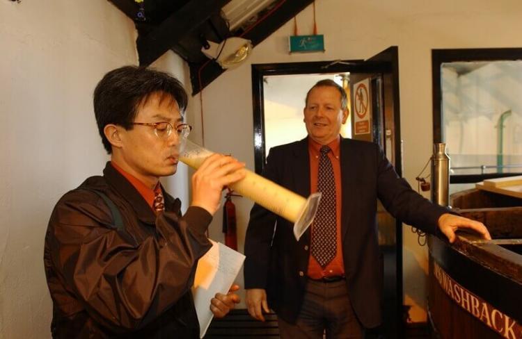 ▲木桶で発酵させて複雑で厚みのある味わいを狙うという。発酵液はこの段階でもおいしく飲めた