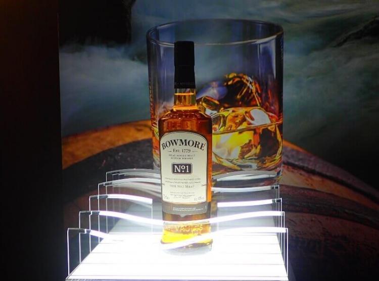 ▲アイラモルトの入門酒として発売された『ボウモア ナンバーワン』はファーストフィルバーボン樽（バーボンウイスキーの熟成に一度使用した樽）で熟成した軽快な味わい