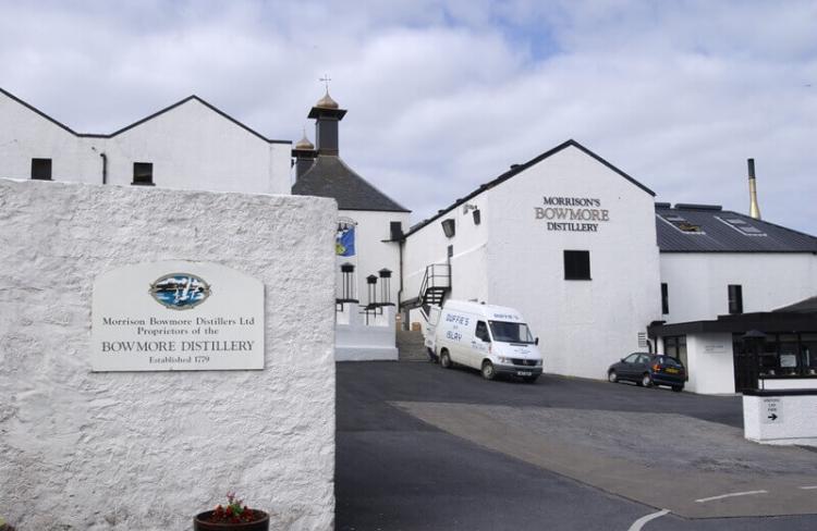 ▲ボウモア蒸溜所はアイラ島の中心部に位置する