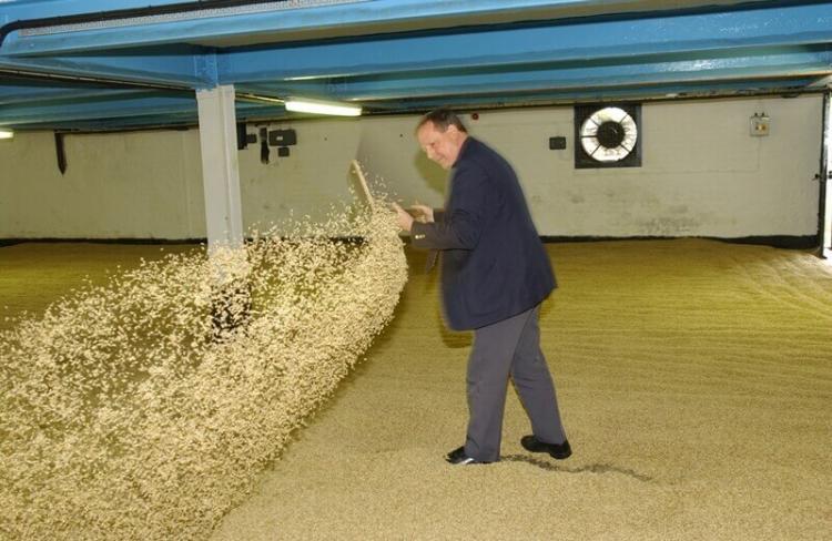 ▲2002年当時のマクファーソン蒸溜所長がみずからフロアモルティングの作業をやって見せてくれた。彼もアイラ島の出身だ