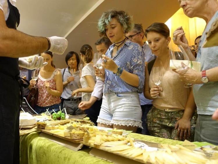 ▲表彰セレモニー後の試飲会ではチーズとSAKEの相性のよさを体験