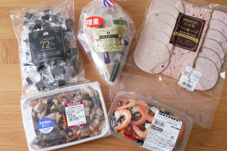 左上から時計まわりに、「成城石井 カカオ70%チョコレート」、「RFプレミアムチーズコレクション」、「成城石井自家製 MIXソーセージスライス」、「シュリンプ&オリーブトマトマリネ」、「高野豆腐入り五目豆」