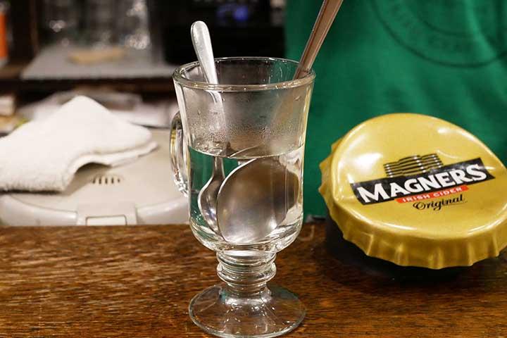 お湯でスプーンを温める