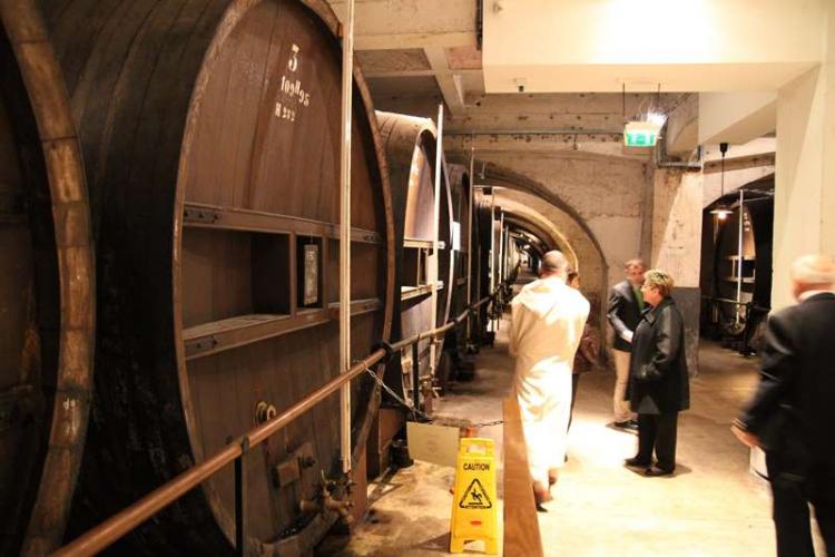 樽の大きさは成人男性の背丈の2倍はある