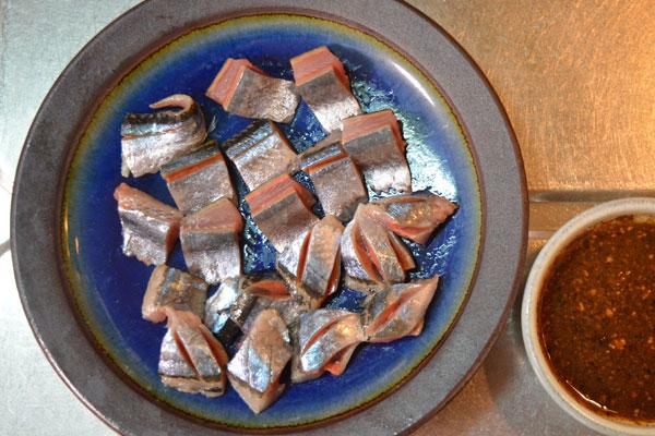 秋の味覚の代表・サンマ。刺身にするときは肝醤油をつくってみよう