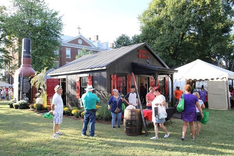 広場にテントが張られバーボン蒸溜所だけでなく町の商店や団体がブースを出す
