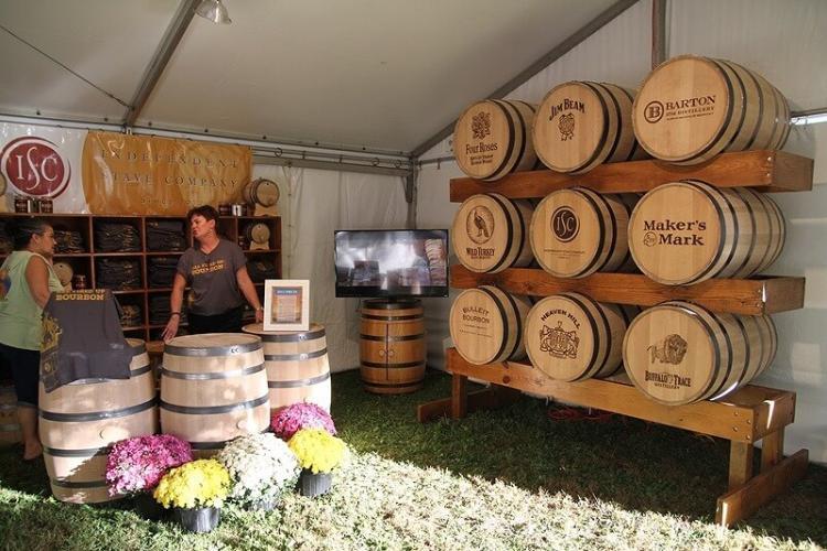 バーボン蒸溜所もブースを出すが、試飲もなければ販売もしない。酒に対する文化の違いを感じる