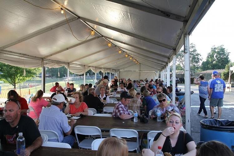 テントでくつろいでも誰もバーボンを飲んでいないのにびっくり