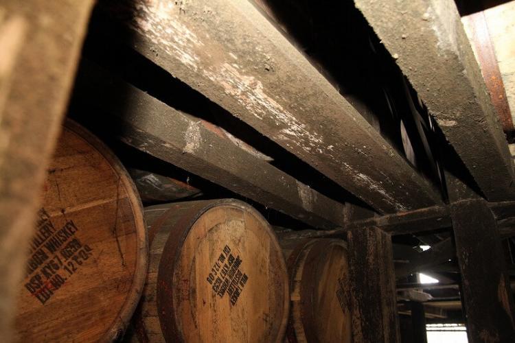 上のほうまで樽が積まれているのは見えるが、暗すぎてうまく写真をとれなかった