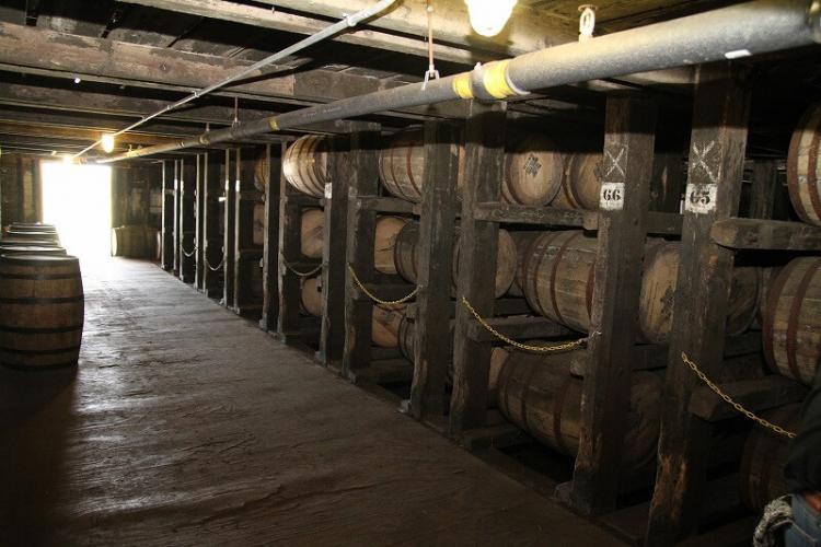 大量のバーボン樽が整然と並んでいる