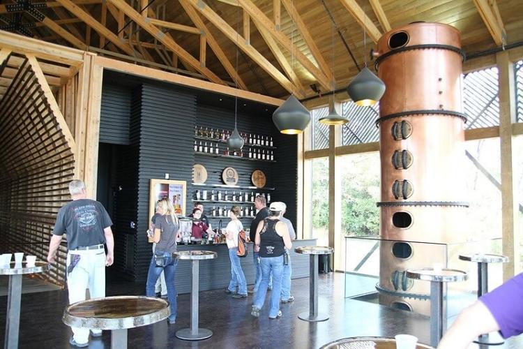 木材を多用したゲストハウスに銅製の蒸溜機のオブジェが映える