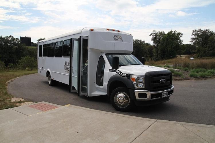 ガイドツアーはこのバスで。土曜日だったせいかほぼ満席だった