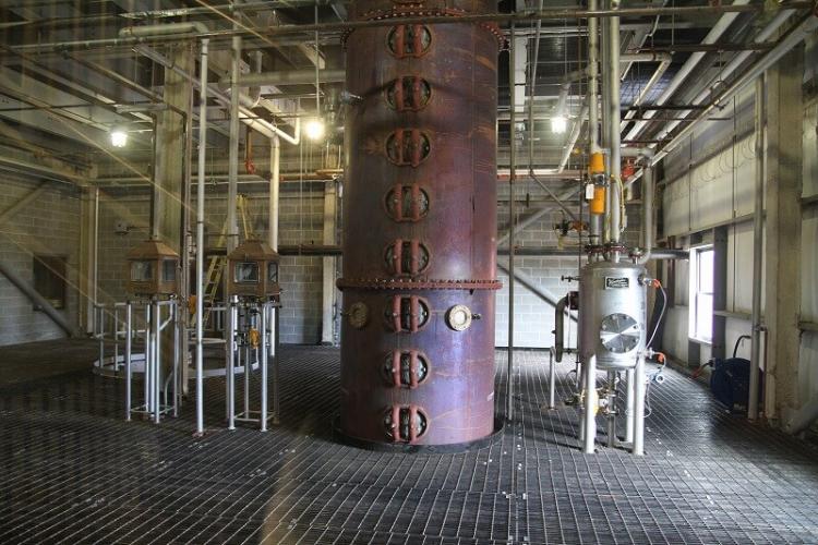 インパクトのある蒸溜器。部分しか見えないが、大きさと存在感に圧倒される