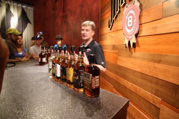 カウンターにはジム・ビーム社の主要商品がひと通り並ぶ