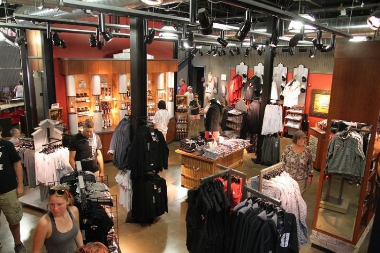 ショップにはTシャツや小物などオリジナルグッズが豊富