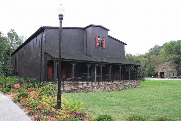 見学するのは古いタイプの低層階の熟成庫