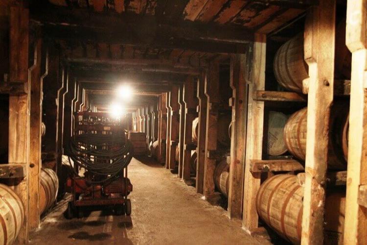 小さな熟成庫だが中にはぎっしりとバーボン樽が並んでいた