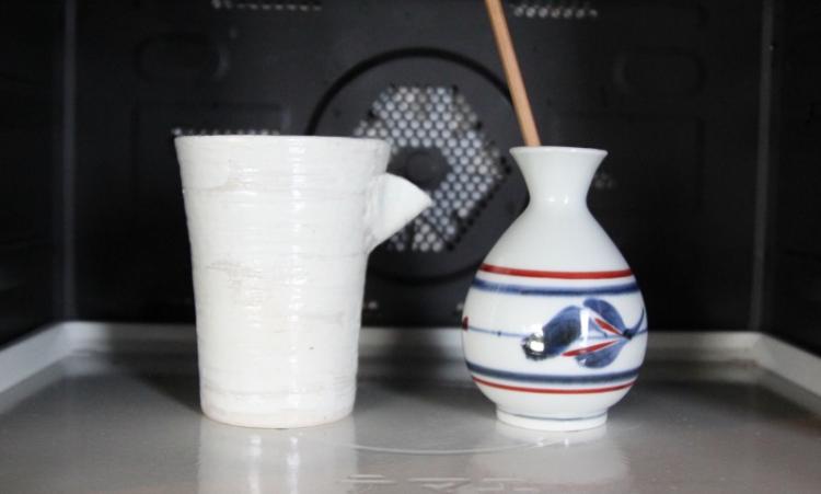 電子レンジでも寸胴な容器だと温度ムラはほとんどない。注ぎ口が細くなった徳利も対流がおきるよう箸を1本差すとよい