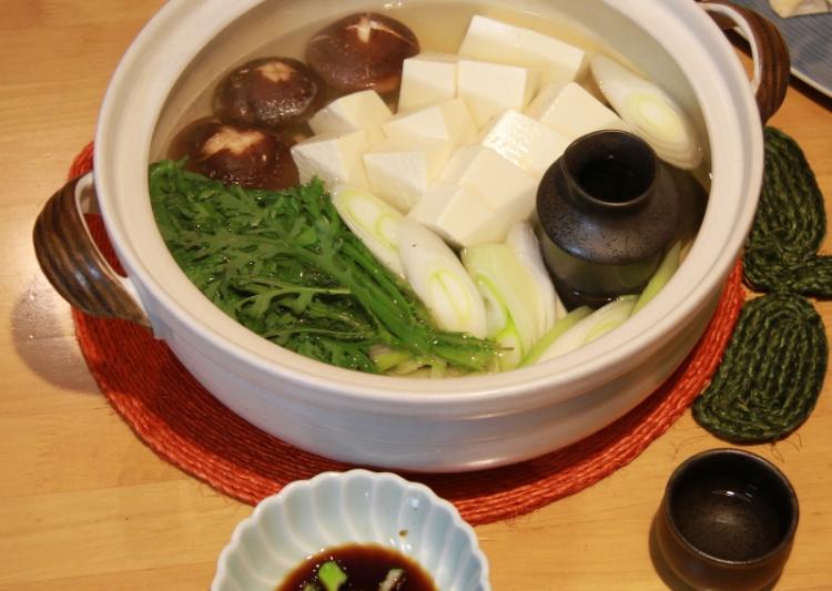 湯豆腐のようなシンプルな鍋の時は背の低い徳利を漬けて燗にすると楽しい