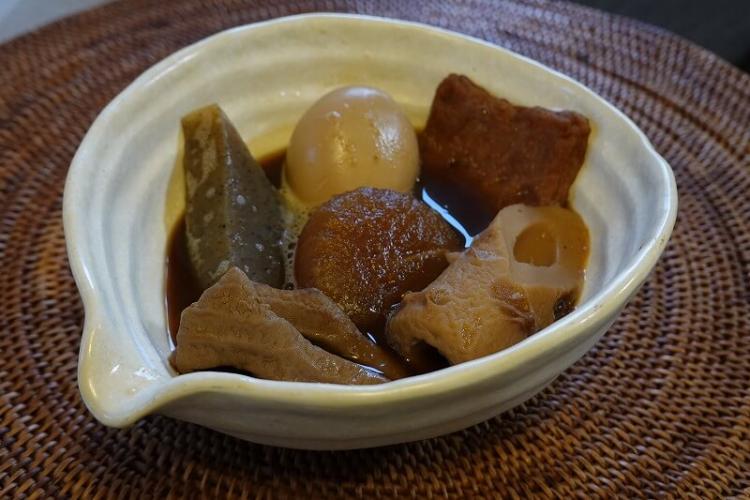 赤黒いだし汁はいかにも濃厚そう