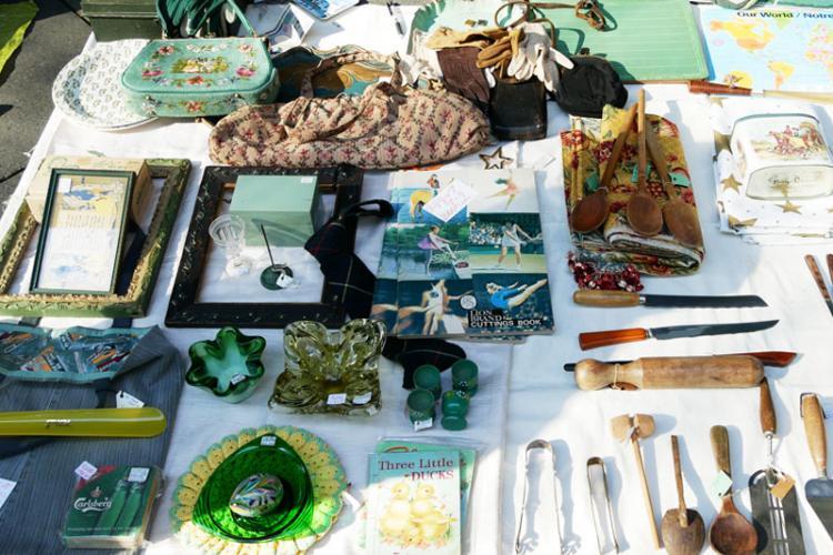 世界のアンティークを扱う「シュープリーム」