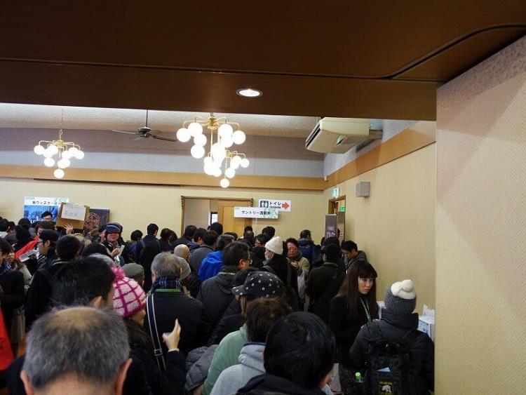 11時のスタートはどのブースも長蛇の列。13時ごろにはかなり空きます。レアものを狙わないならゆっくり参加するのもあり