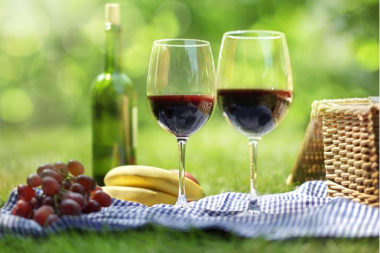ピクニックやバーベキューに、どんなお酒をもっていく?