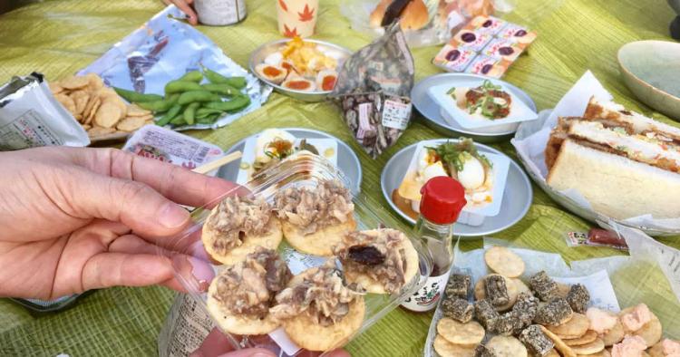 予算1,080円、あなたならどう使う? コンビニで好きなアテとお酒を買って集まる大人のピクニック。