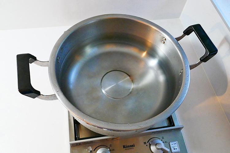 大きな鍋にお湯を沸かします