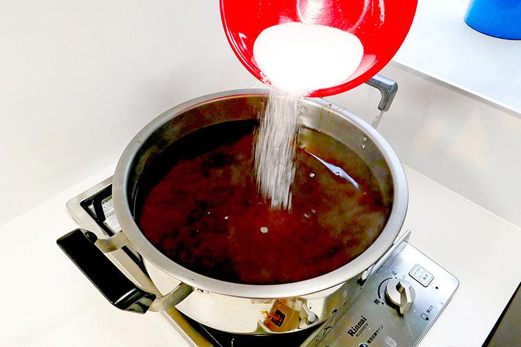 続いて計量した砂糖。これらを、完全に混ざりきるまで混ぜます。