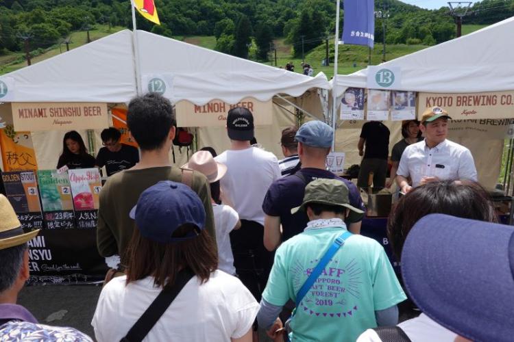 箕面ビールブースの行列