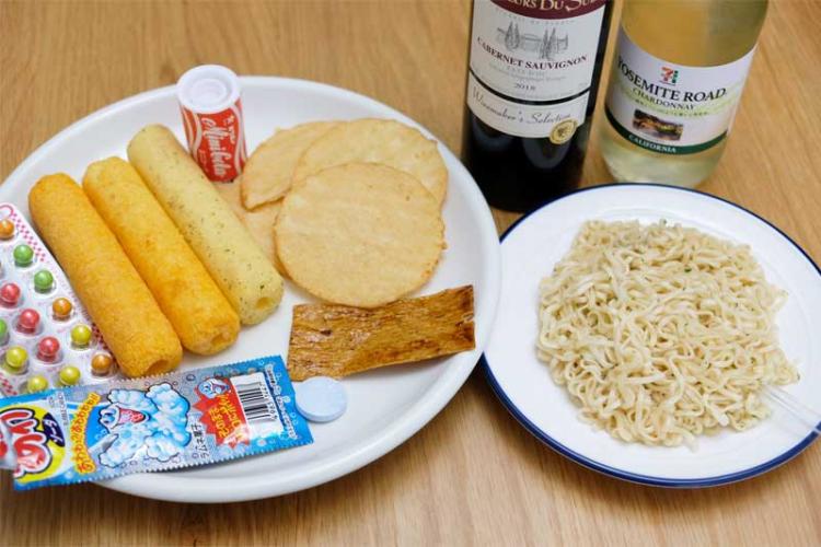 ワインはハーフサイズの赤と白をコンビニで調達してきました