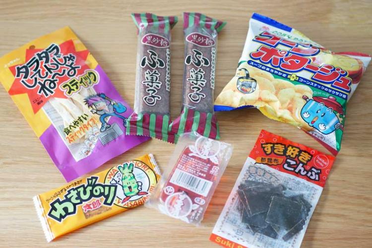 “駄菓子のデパート”として地元では有名な、錦糸町にある「エワタリ」という店で調達