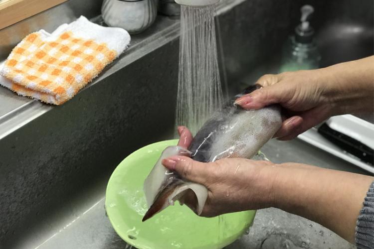 胴を水で洗い流す