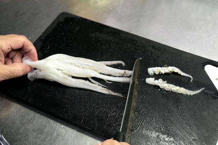 長いゲソ2本を切る