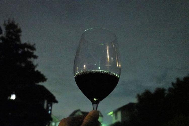 夏の夜 屋外でワイン