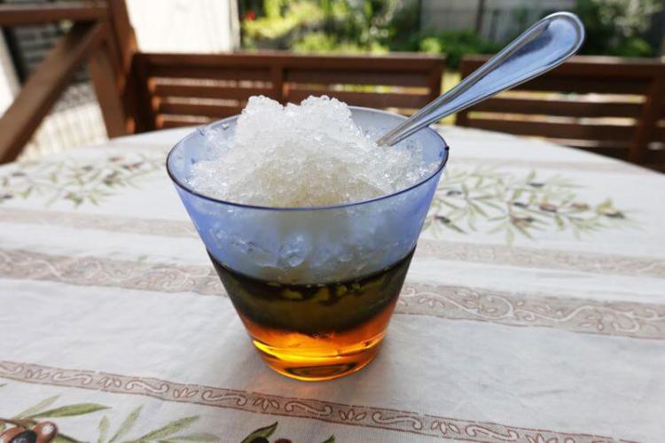 かき氷にウイスキーをたっぷり注ぐ