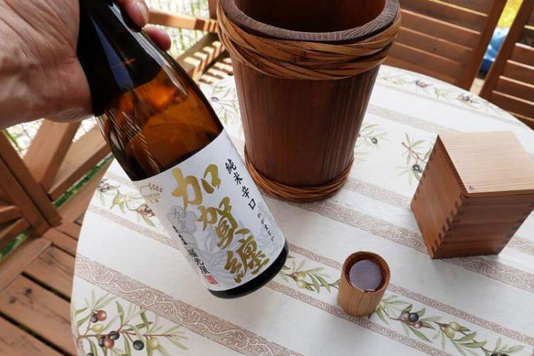 木桶のクーラーで酒を冷やして、あえて檜の注酒器を使って杯に注いでみた
