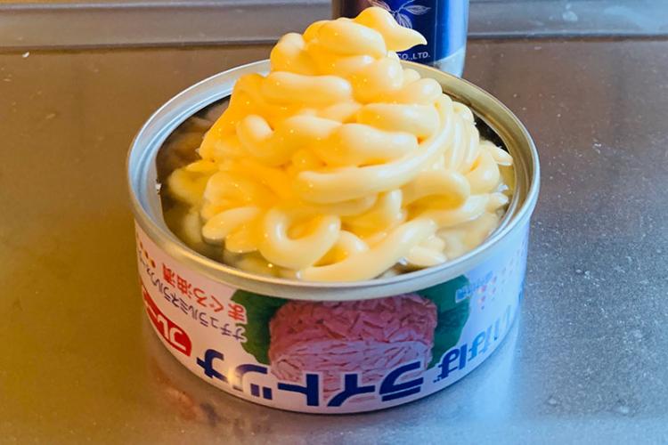 ツナ缶の上にマヨネーズ山盛り