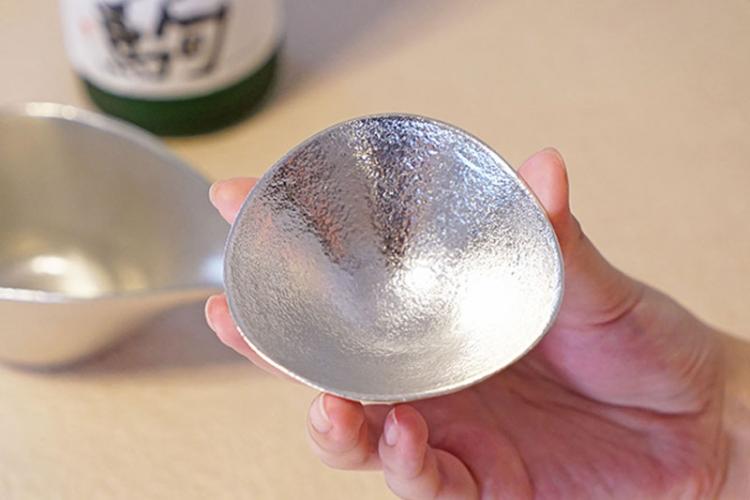 正円ではなく歪んだ形のぐい吞み「Kuzushi - Yugami」。我が家のお気に入りです