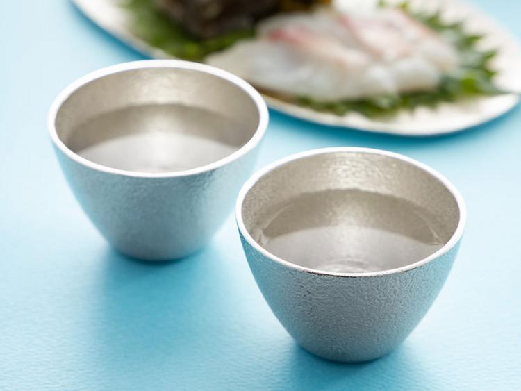飲み口のいい生酒や醸造酒には能作「ぐい吞」を選択。グイっと飲むのにちょうどいい約90cc(photo/NOUSAKU)