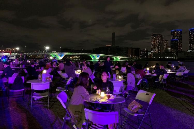 今回は海に面した豊洲で開催。ベルギービールを手にくつろぐ。席の間隔は例年よりたっぷり確保されていた