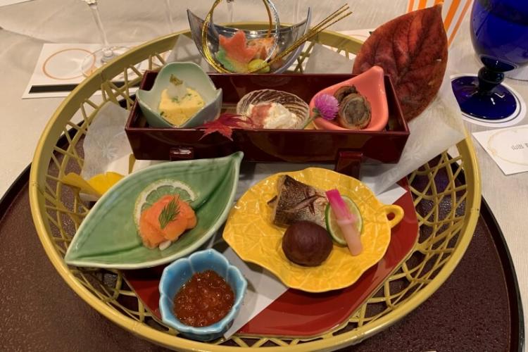 料理は最初に銘々の皿に取り分けて提供