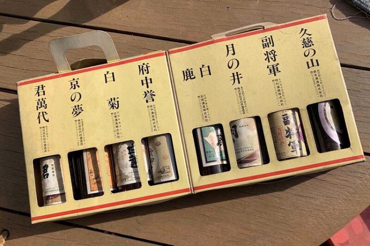 中側には窓から8蔵のお酒が顔をのぞかせていました