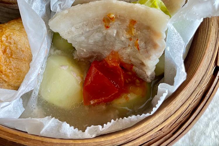 野菜や豚バラから出たスープ