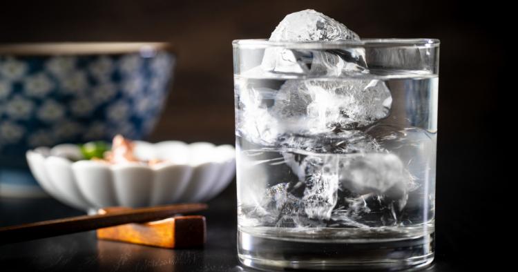 焼酎の健康的な飲み方は? 適量やカロリーも解説