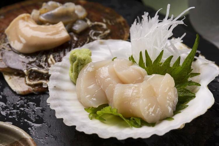 青森といえばホタテ貝。刺身、バター焼き、アヒージョなどつまみの素材として使い勝手のいい素材だ(写真提供:(公社)青森観光コンベンション協会)